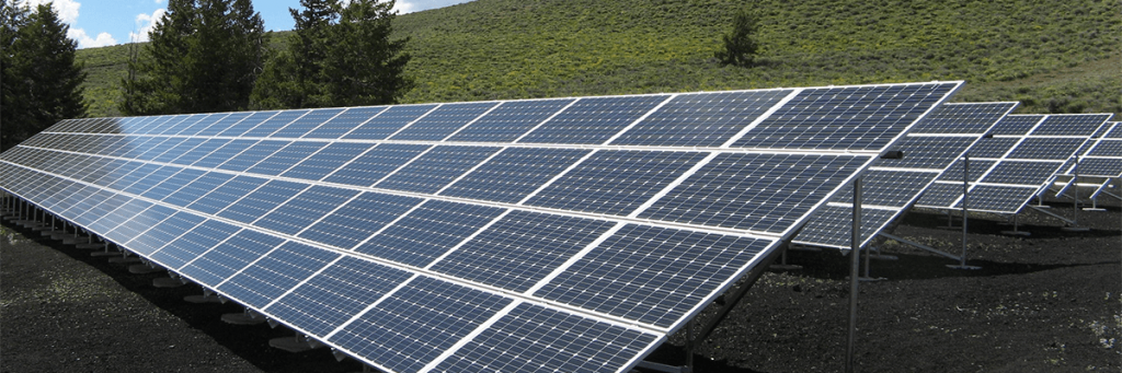 rij zonnepanelen op het land voor bedrijven